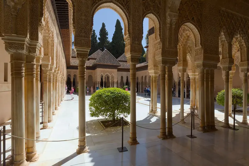 Colunas finas e arcos de estuque rendado no Pátio dos Leões, na Alhambra