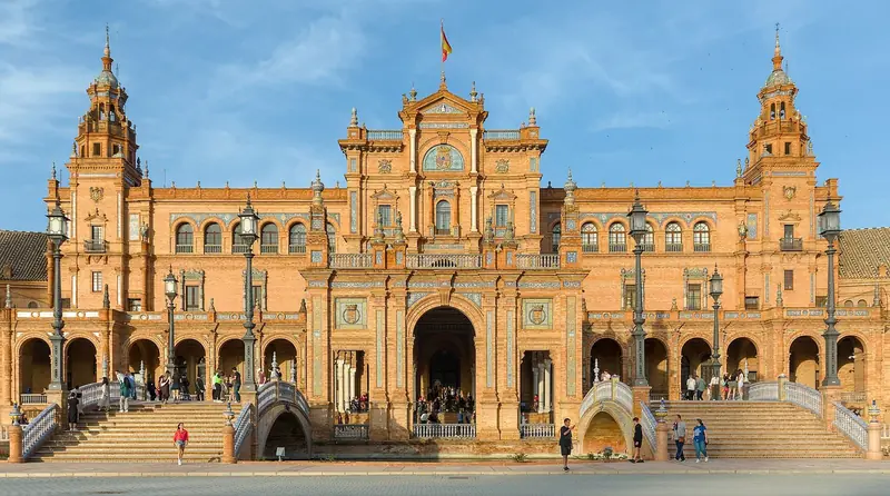 Prédio central da Plaza de España de Sevilha, em tijolo e cerâmica, com torres nas laterais