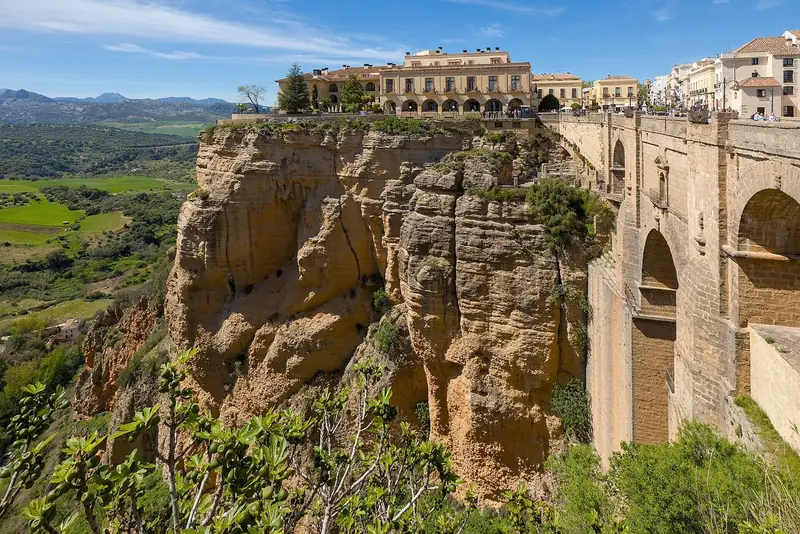Puente Nuevo de Ronda e casas na beira do penhasco sobre o desfiladeiro do Tajo