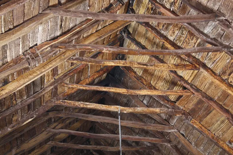 Teto da igreja de San Pedro de Atacama, com vigas de madeira rústica e forro de tábuas de cacto