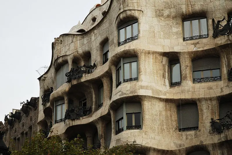 Fachada ondulada de pedra da Casa Milà, com sacadas de ferro retorcido