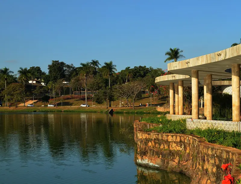Marquise curva da Casa do Baile apoiada em colunas, à beira da Lagoa da Pampulha