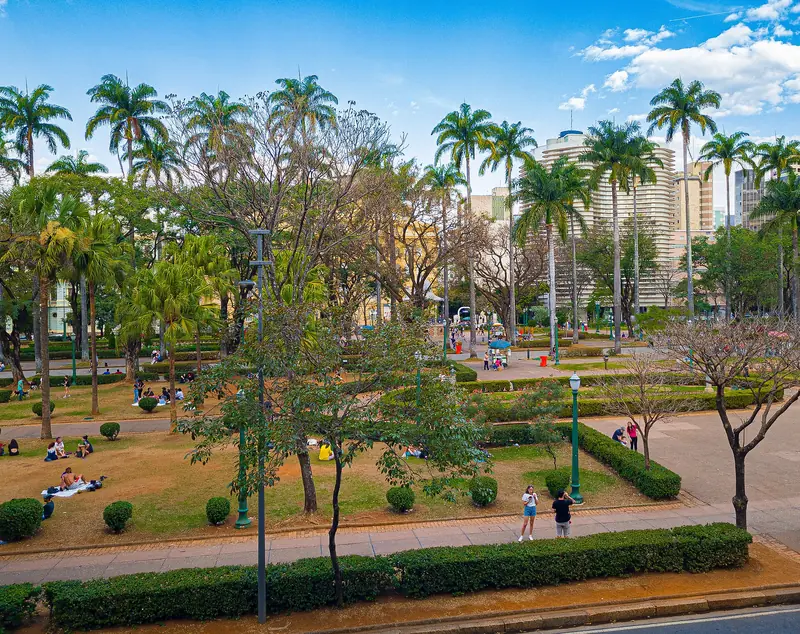 Praça da Liberdade vista do alto, com palmeiras imperiais, gramados e prédios ao fundo