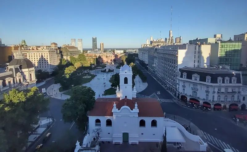 Vista do alto da Plaza de Mayo, com o Cabildo branco em primeiro plano e a Casa Rosada ao fundo
