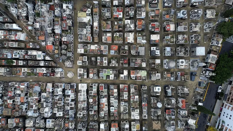 Vista aérea do Cemitério da Recoleta, com mausoléus alinhados em quarteirões