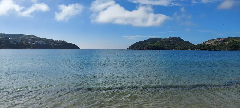 Baía da Ferradura com mar calmo e os dois morros que fecham a enseada