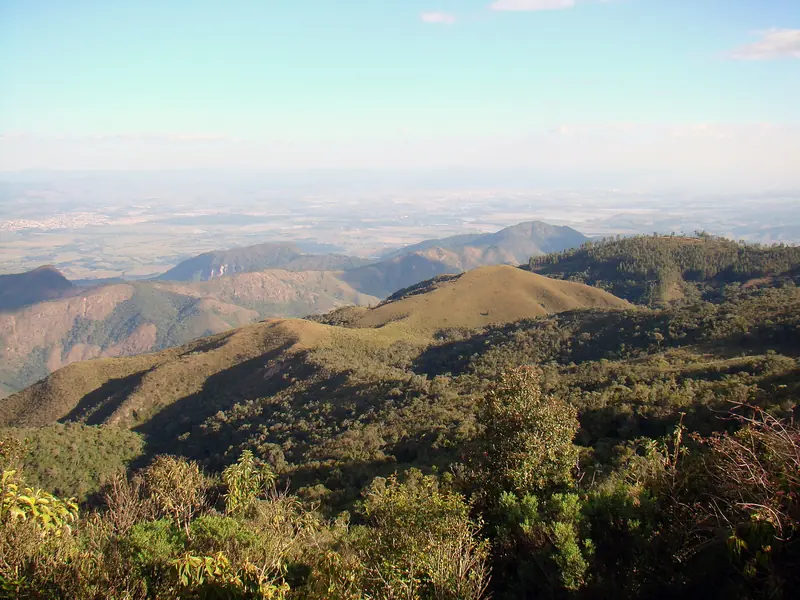 Morros cobertos de mata descendo em direção à planície do Vale do Paraíba, vistos do alto do Pico do Itapeva