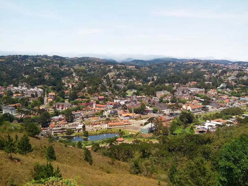 O Capivari visto do alto do Morro do Elefante, com o lago do parque, casas de telhado vermelho e morros ao fundo