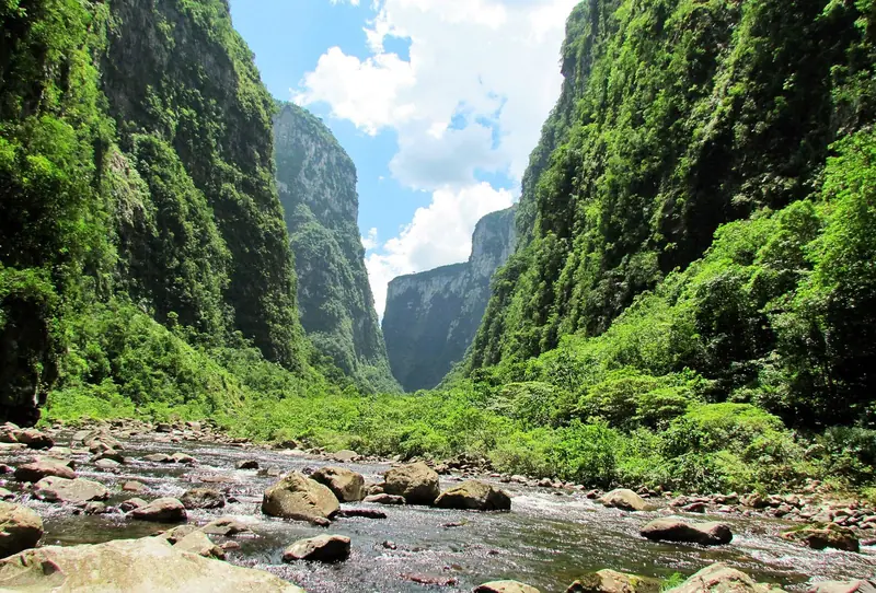 Rio do Boi correndo entre pedras no fundo do Itaimbezinho, com paredões cobertos de mata dos dois lados