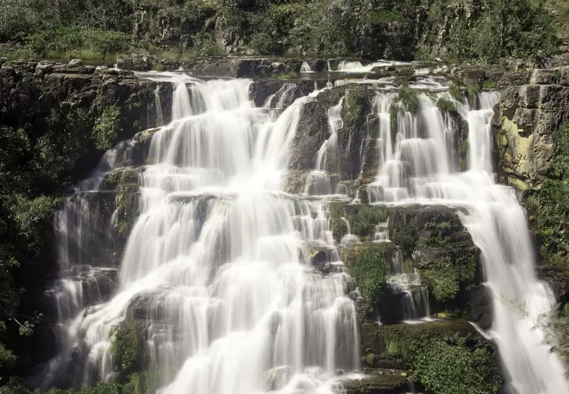 Cachoeira das Cariocas com várias quedas largas sobre a pedra