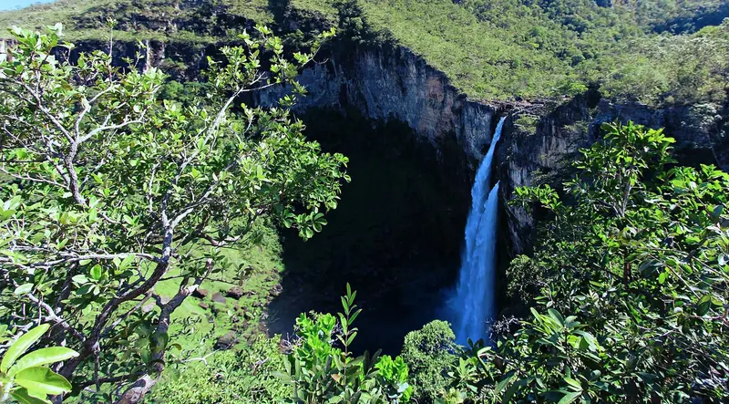 Salto do Rio Preto caindo num paredão de pedra, visto do alto entre a vegetação