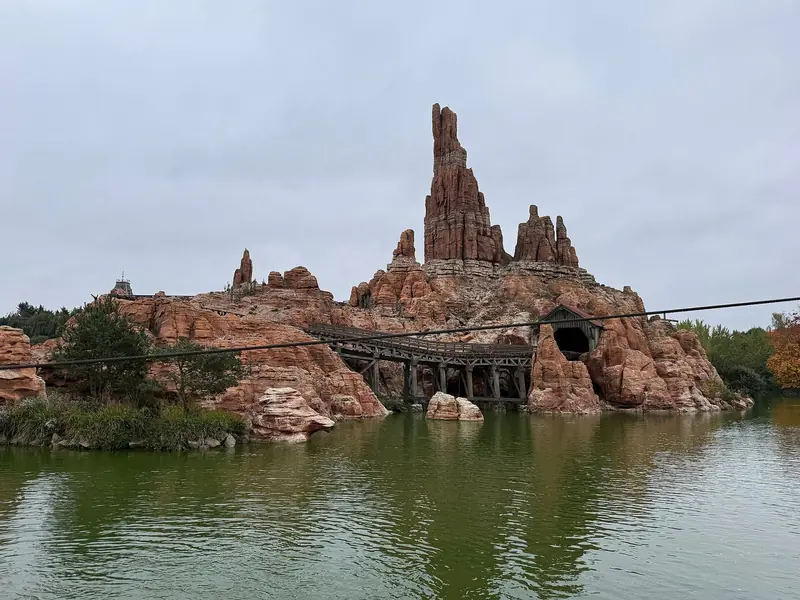 A montanha de pedra vermelha do Big Thunder Mountain refletida no rio de Frontierland