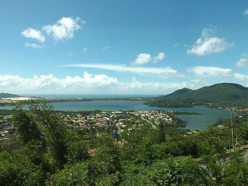 Lagoa da Conceição vista do mirante na SC-404, com as dunas e o mar ao fundo
