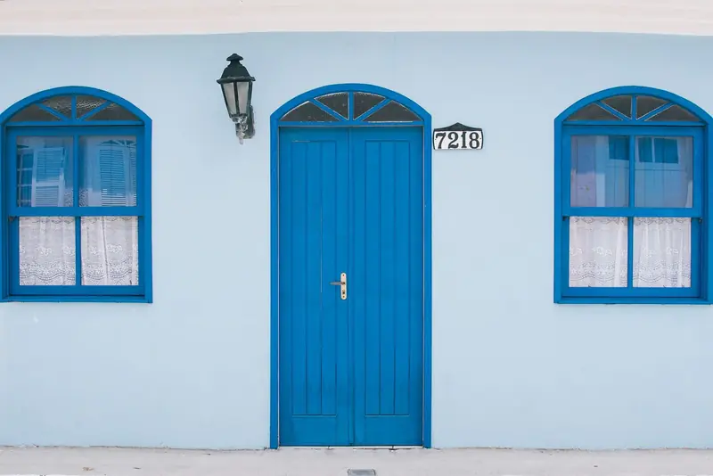 Fachada azul de casa açoriana no centro histórico do Ribeirão da Ilha