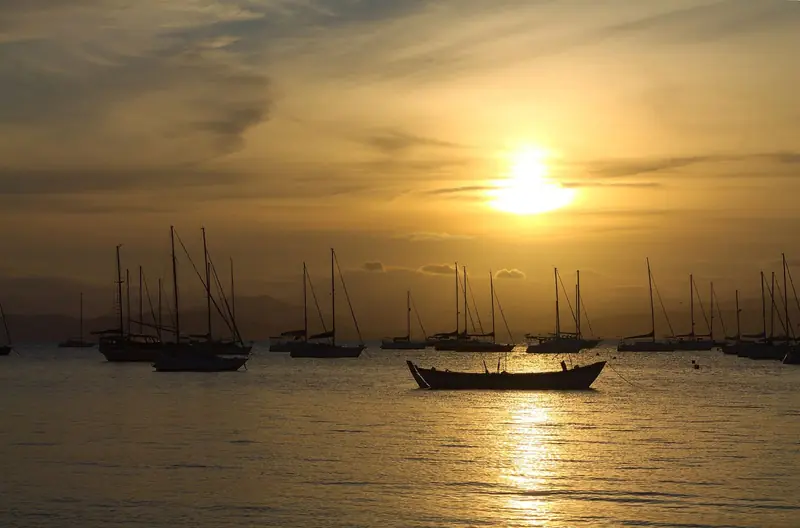 Veleiros ancorados na baía norte ao pôr do sol, vistos de Santo Antônio de Lisboa