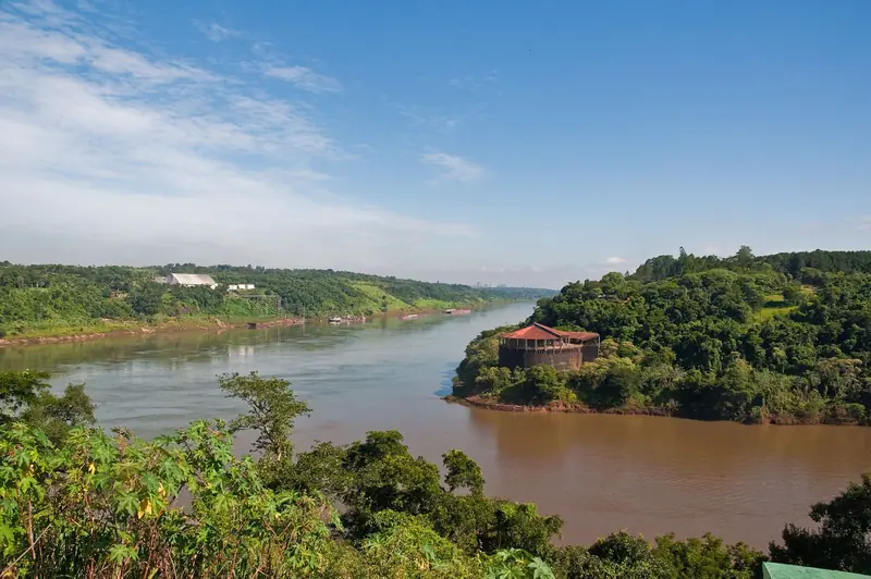 Encontro dos rios Iguaçu e Paraná visto da margem argentina, com o Paraguai à esquerda e o Brasil à direita