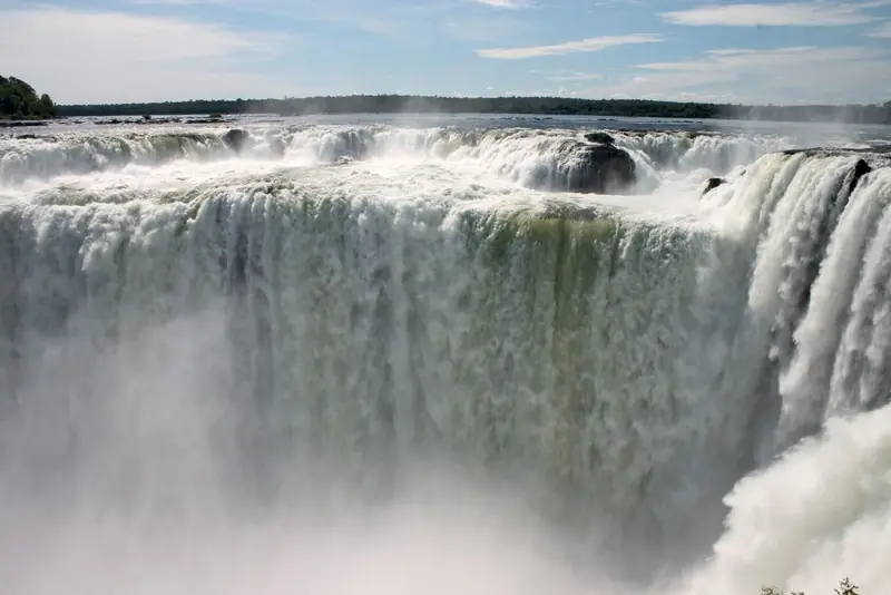 Garganta del Diablo vista do mirante argentino, com a água despencando em ferradura