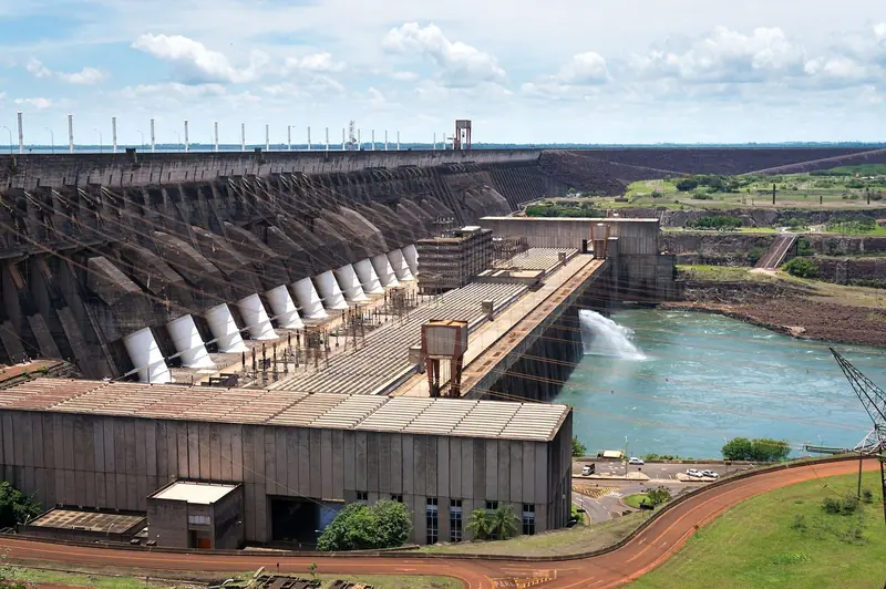 Barragem principal de Itaipu, com os condutos forçados e a casa de força junto ao Rio Paraná