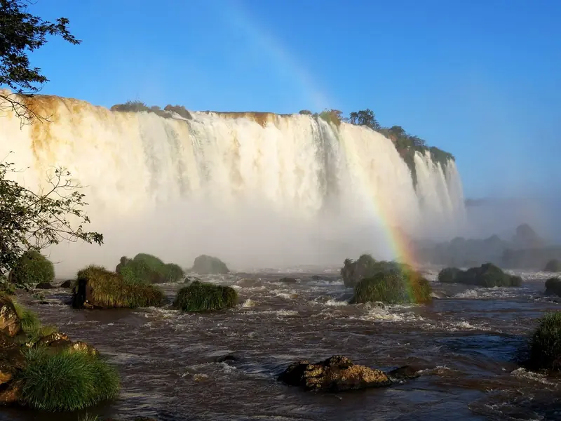 Salto Floriano visto da passarela da Garganta do Diabo, com arco-íris na névoa