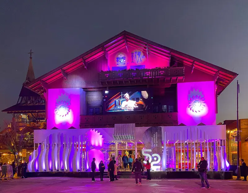 Fachada do Palácio dos Festivais iluminada à noite durante o Festival de Cinema de Gramado