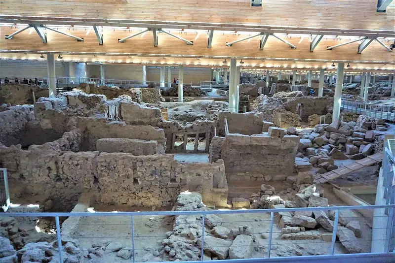 Ruínas de casas de pedra de Akrotiri sob a grande cobertura do sítio arqueológico