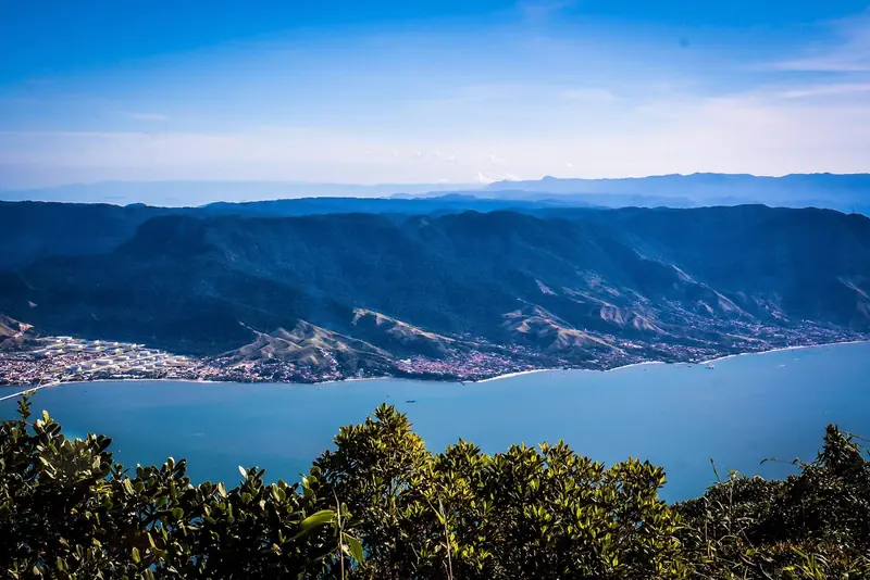 Vista do alto do Pico do Baepi sobre o canal de São Sebastião