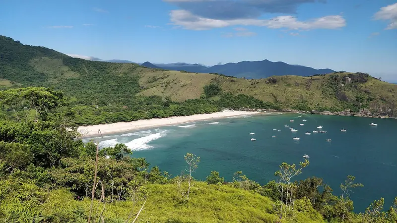 Vista do alto da praia do Bonete, com barcos ancorados na baía