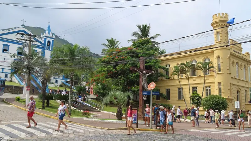 Igreja Matriz de Nossa Senhora D'Ajuda e o prédio amarelo da Cadeia e Fórum, na praça da Vila