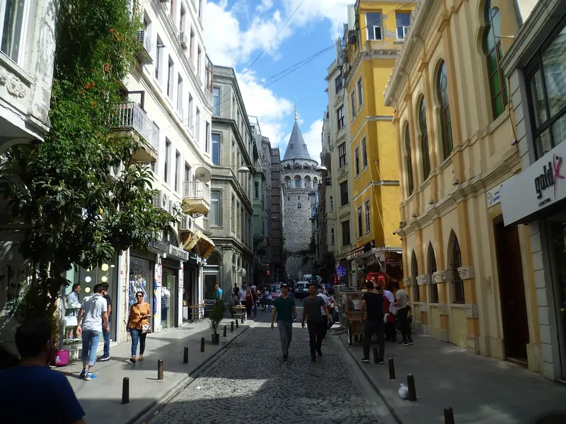 Rua de paralelepípedos em Gálata, com prédios do século 19 dos dois lados e a Torre de Gálata ao fundo