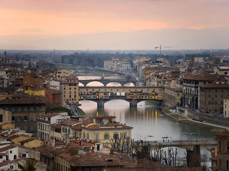 A Ponte Vecchio e o rio Arno ao pôr do sol, vistos do alto do Piazzale Michelangelo, em Florença