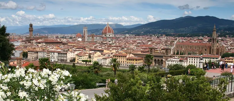 Vista de Florença do Piazzale Michelangelo, com a cúpula vermelha do Duomo, o campanário e o Palazzo Vecchio contra os morros