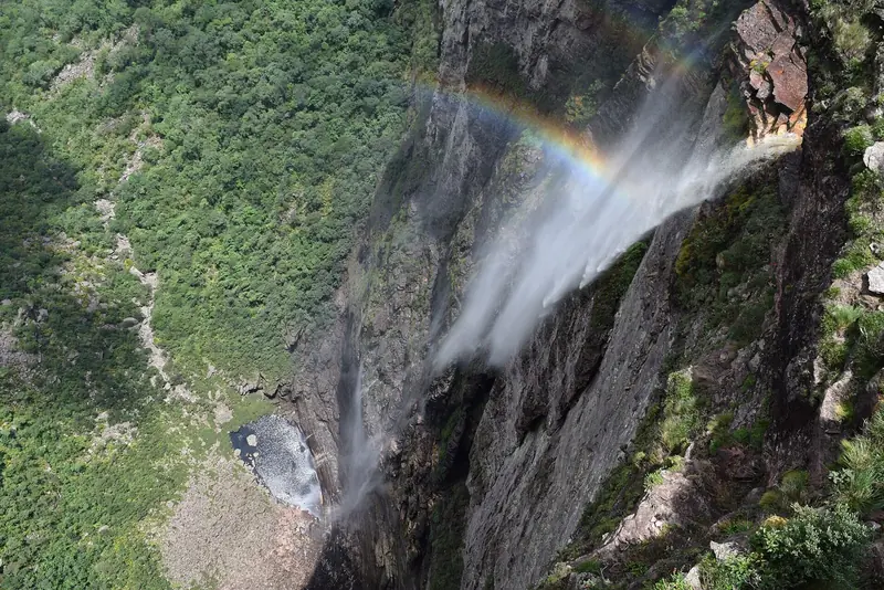 Vista de cima da Cachoeira da Fumaça, com a água se desfazendo em névoa