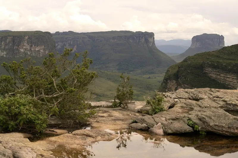 Vista do alto do Morro do Pai Inácio, com poça na rocha e os paredões da serra ao fundo