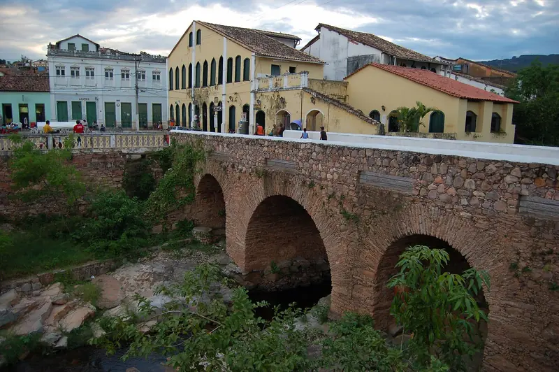 Ponte de pedra sobre o Rio Lençóis, com casarões ao fundo