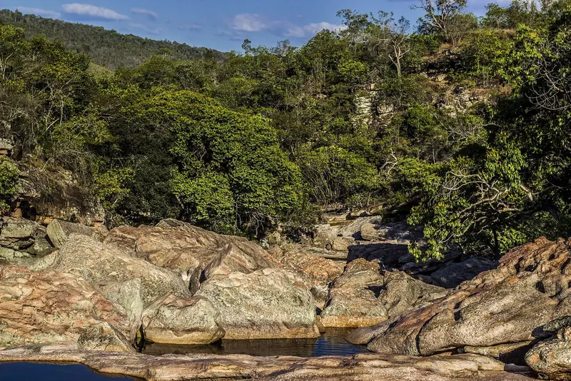 Lajes de pedra e mata na descida para o Ribeirão do Meio