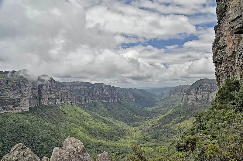 Vale do Pati visto do alto, entre paredões de pedra e encostas cobertas de mata
