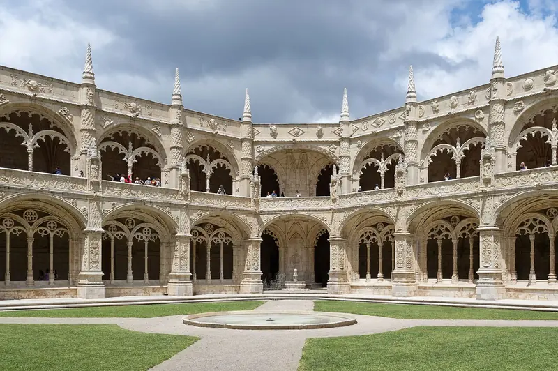 Claustro de dois andares do Mosteiro dos Jerónimos, com arcos rendados em pedra