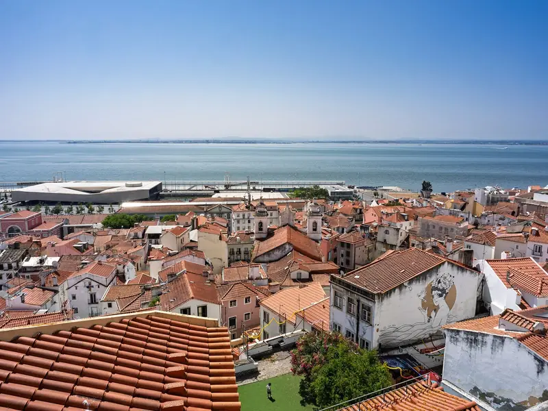 Telhados da Alfama e o rio Tejo vistos do Miradouro de Santa Luzia