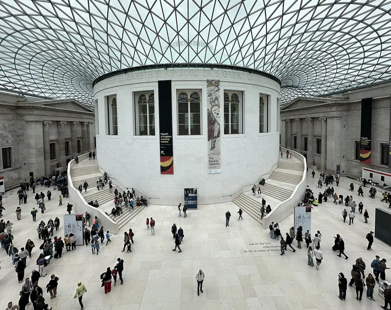 Great Court do British Museum, com a cobertura de vidro triangulada sobre a sala de leitura circular