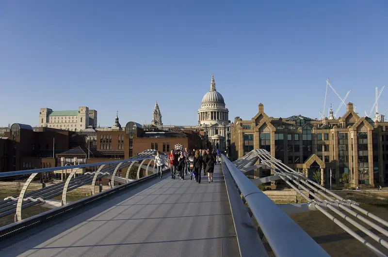 Passarela do Millennium Bridge sobre o Tâmisa, com a cúpula da Catedral de São Paulo ao fundo