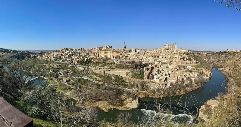 Toledo vista do mirante do outro lado do Tejo, com a catedral e o Alcázar no alto e o rio contornando a cidade