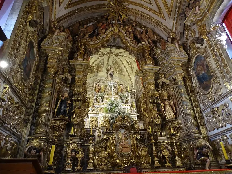 Altar-mor da Matriz do Pilar coberto de talha dourada