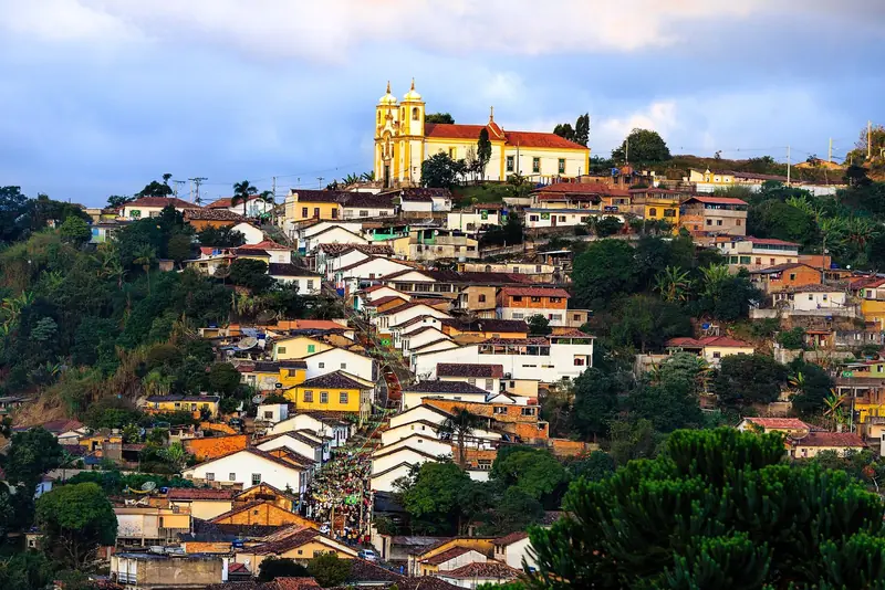 Morro do Alto da Cruz com casario descendo a encosta e a Igreja de Santa Efigênia no topo