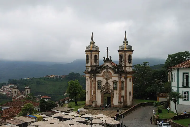 Igreja de São Francisco de Assis vista do alto, com as barracas da feira de pedra-sabão no largo em frente