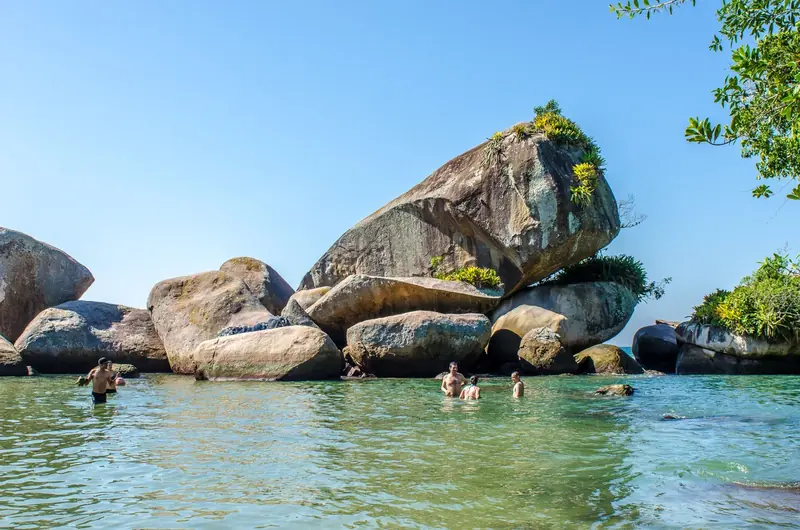 Piscina natural do Cachadaço, com água verde e calma diante de pedras enormes