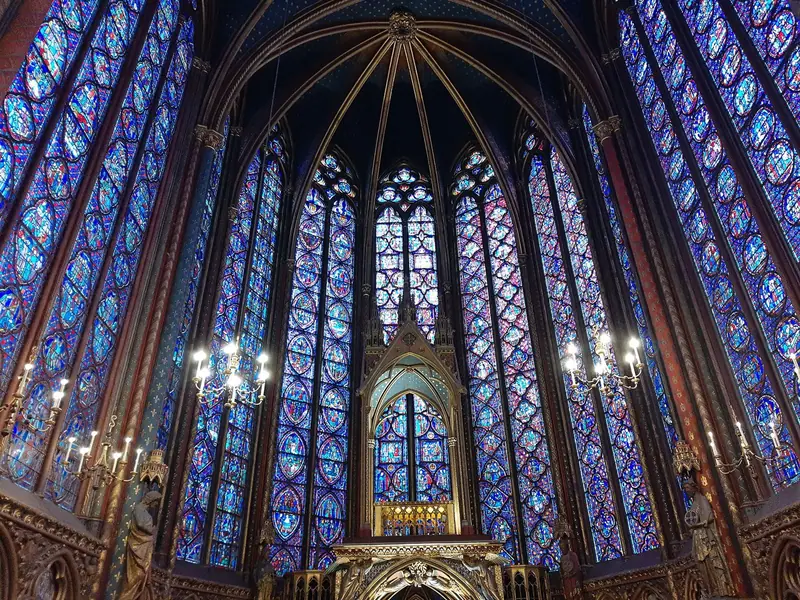 Capela superior da Sainte-Chapelle, com vitrais azuis e vermelhos do chão ao teto