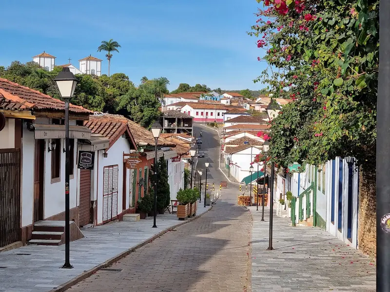 Rua do Rosário, em Pirenópolis, com casario colonial e as torres da Igreja Matriz ao fundo