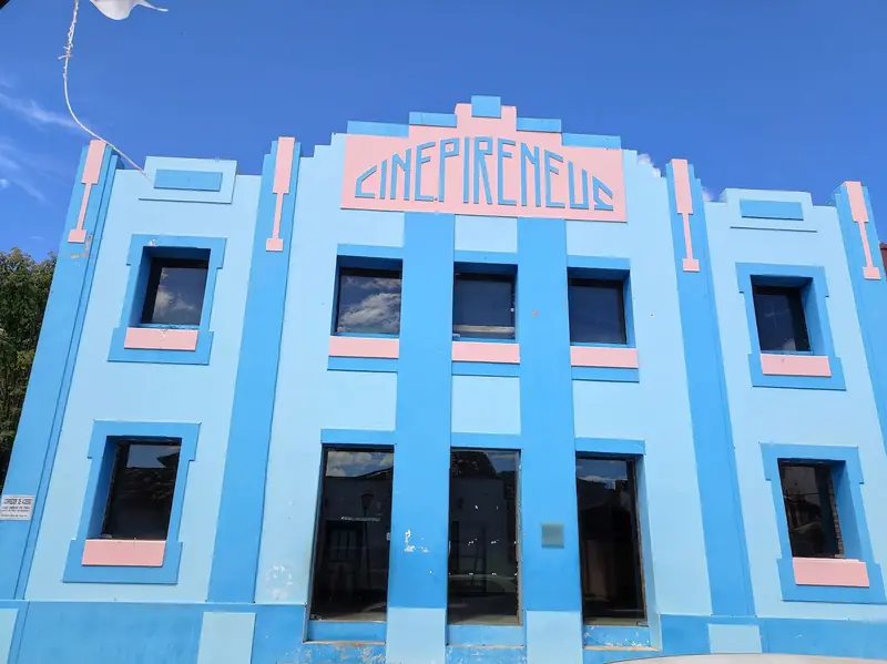 Fachada azul em estilo art déco do Cine Pireneus