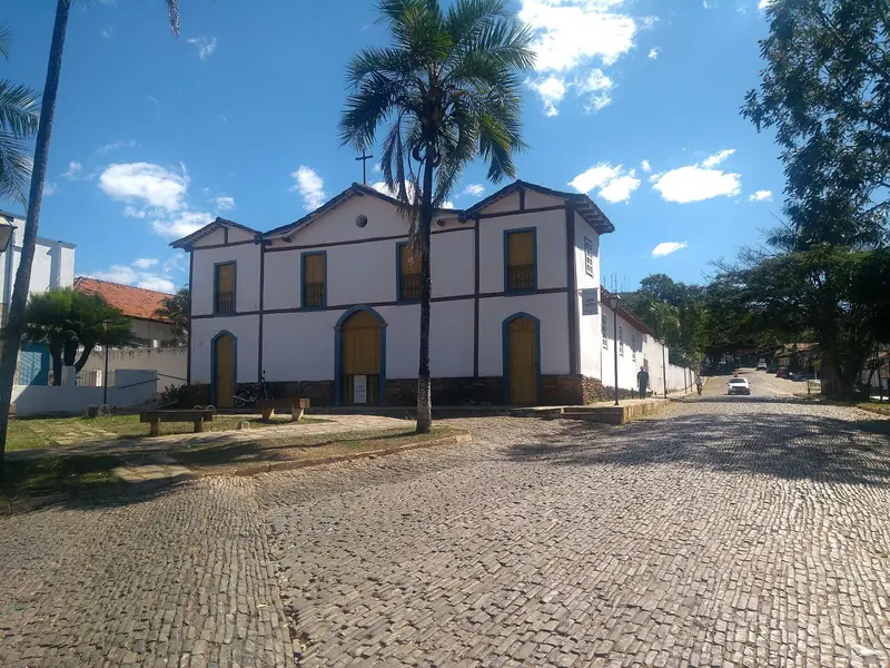 Fachada branca da Igreja de Nossa Senhora do Carmo, em Pirenópolis