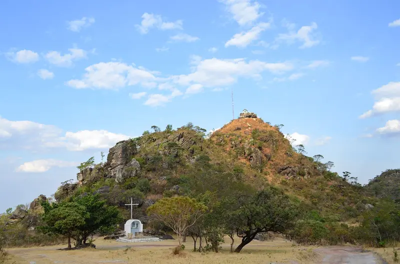 Pico dos Pireneus com a capela no alto e um cruzeiro no sopé